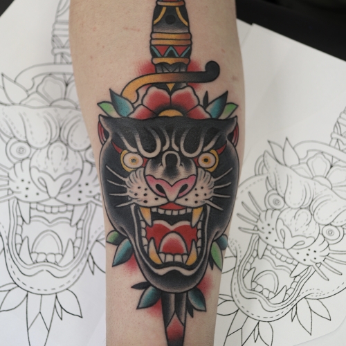 Farvet flot tattoo i Esbjerg
